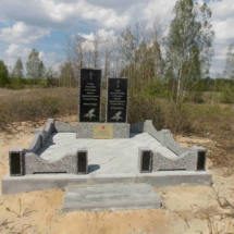 памятник в дань памяти соженных деревень Вядо и Тупичицы-min